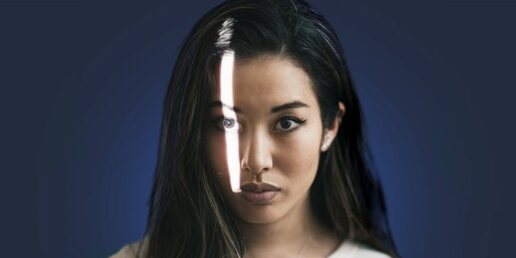 Eine junge Frau mit einem dunklen Hintergrund