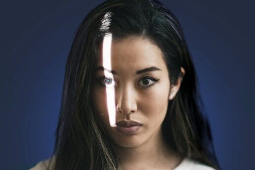 Eine junge Frau mit einem dunklen Hintergrund