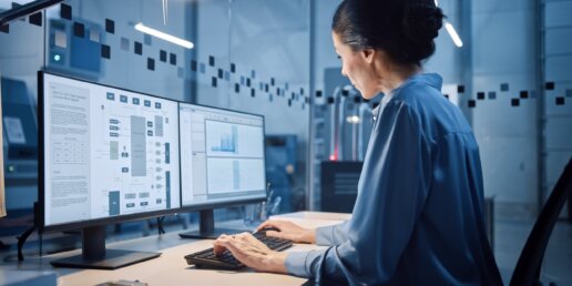 Eine Frau, die am Computer arbeitet