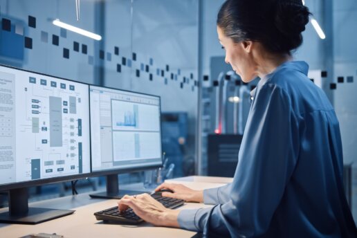 Eine Frau, die am Computer arbeitet