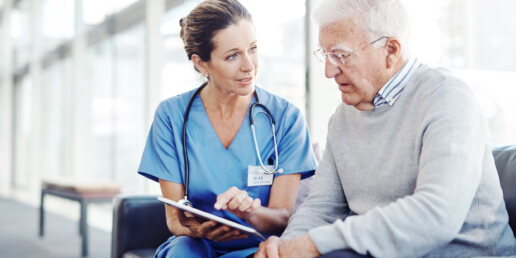 Eine Krankenschwester zeigt dem Patienten etwas auf dem Tablet