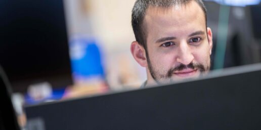 Informatiker und ein Bildschirm