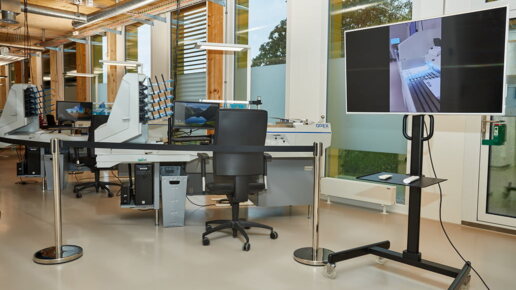 Neuer OPEX-Scanner und ein Bildschirm im Avorbereich