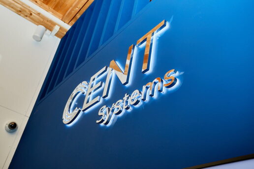 Ein blauer Wand mit silbernen CENT-Schriftzug