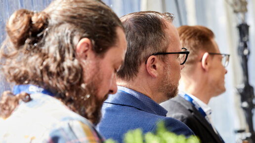 3 Herren von der Seite fotografiert.