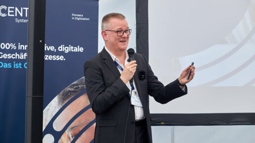 CEO hält eine Rede und lächelt.