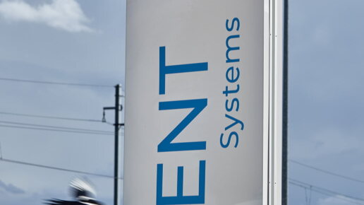 Ein Firmenschild von CENT Systems an der Hauptsrasse.