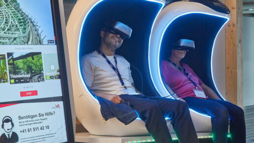 Zwei Personen im VR Kino und VR Gamestation.