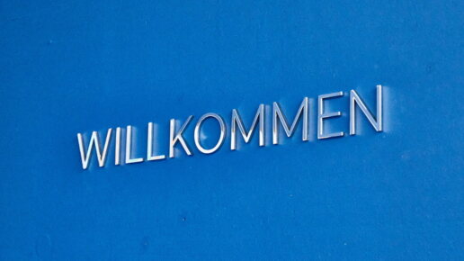 Ein blauer Wand mit silbernen Schriftzug an der Wand.