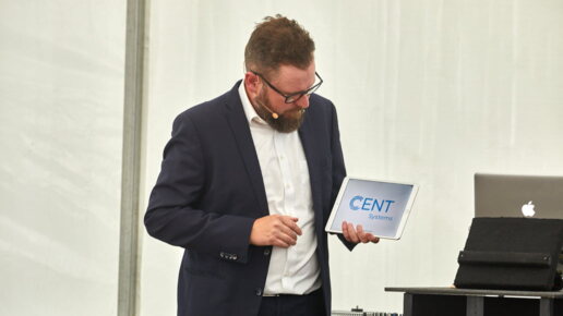 Der Magier während seiner Show mit dem Ipad.