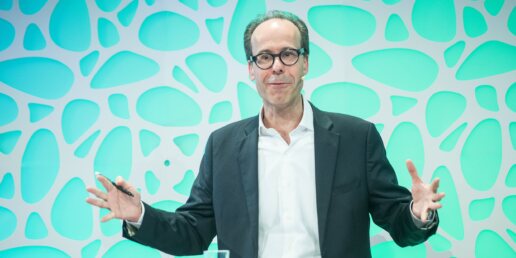 Ein Mann hält eine Rede