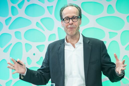 Ein Mann hält eine Rede