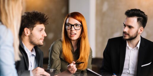 Ein Team bespricht im Sitzungszimmer Strategien zur Weiterentwicklung von Dienstleistungen.