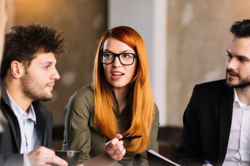 Ein Team bespricht im Sitzungszimmer Strategien zur Weiterentwicklung von Dienstleistungen.